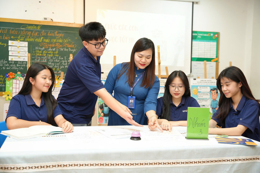 Cô trò Trường THCS-THPT Ban Mai (Hà Nội).