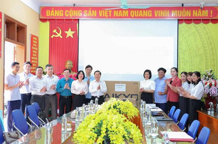 Đoàn công tác trao quà cho Trường Phổ thông Dân tộc Nội trú THCS&THPT Chiêm Hóa. 3.jpg