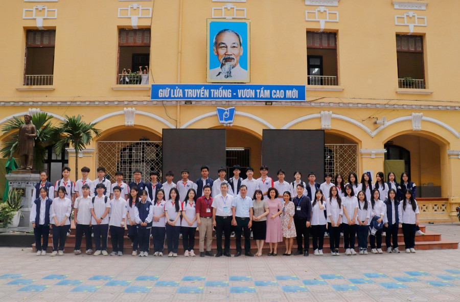 Ông Hà Xuân Thành - Trưởng ban Kĩ thuật khảo sát PISA chu kỳ 2025 tại Việt Nam chụp ảnh cùng Hiệu trưởng, Tổ khảo sát và học sinh tham gia khảo sát PISA tại Trường THPT Phan Đình Phùng (Hà Nội). z6517889696895-66ed93db4febeb5119a6126ba74c3d10.jpg