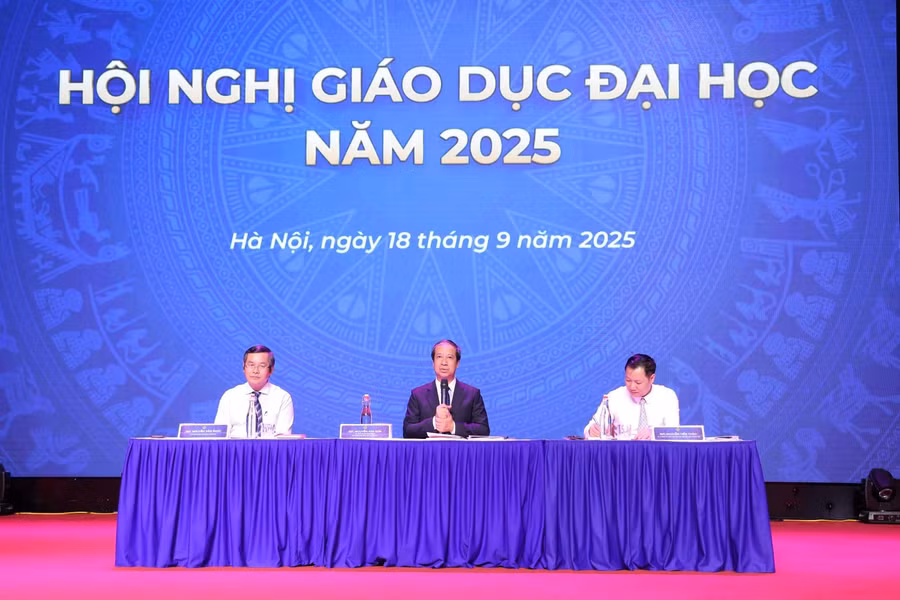 Từ trái qua phải ảnh: Thứ trưởng Nguyễn Văn Phúc, Bộ trưởng Nguyễn Kim Sơn, Vụ trưởng Vụ Giáo dục đại học Nguyễn Tiến Thảo.