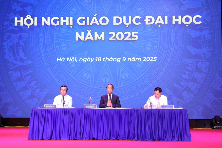 Từ trái qua phải ảnh: Thứ trưởng Nguyễn Văn Phúc, Bộ trưởng Nguyễn Kim Sơn, Vụ trưởng Vụ Giáo dục đại học Nguyễn Tiến Thảo.