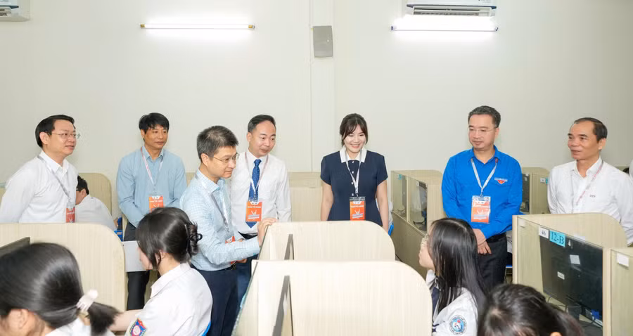 Đại diện Ban Tổ chức động viên thí sinh trước giờ thi.