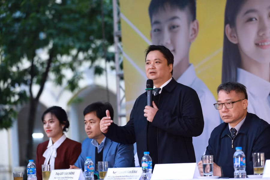 Ông Nghiêm Văn Bình, Phó trưởng phòng phụ trách Phòng Quản lý thi và kiểm định chất lượng giáo dục (Sở GD&ĐT Hà Nội) chia sẻ tại Ngày hội tự tin vào lớp 10.