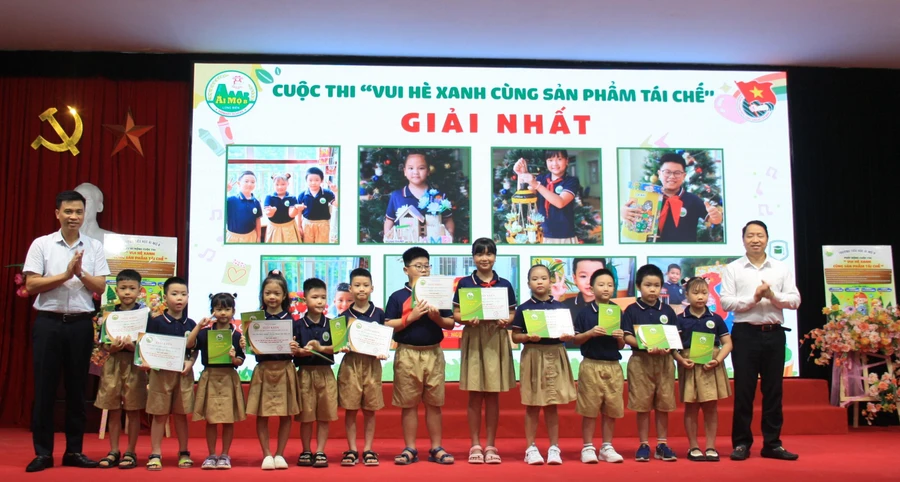 Trao giải Nhất cho các học sinh có sản phẩm tái chế đoạt giải Nhất.