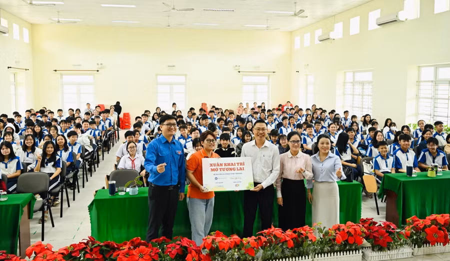 Đại diện Đoàn TNCS Hồ Chí Minh, đại diện Phòng Văn hoá - Xã hội đặc khu Côn Đảo, đại diện trường nhận bộ học liệu.