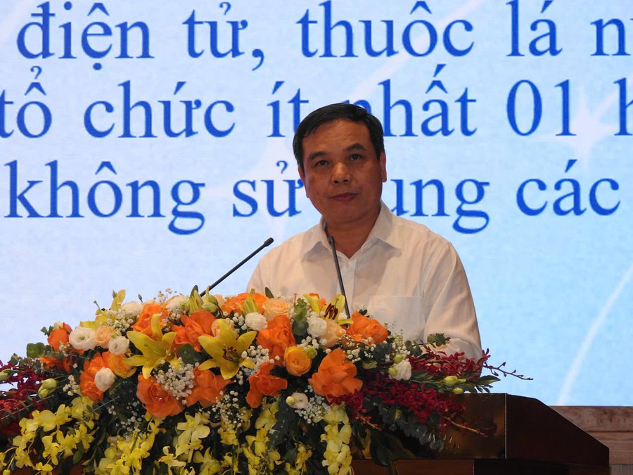 Ông Hoàng Đức Minh, Vụ trưởng Vụ Học sinh, sinh viên báo cáo tại Hội nghị Giám đốc Sở GD&ĐT năm 2025. Ảnh: Minh Cương.