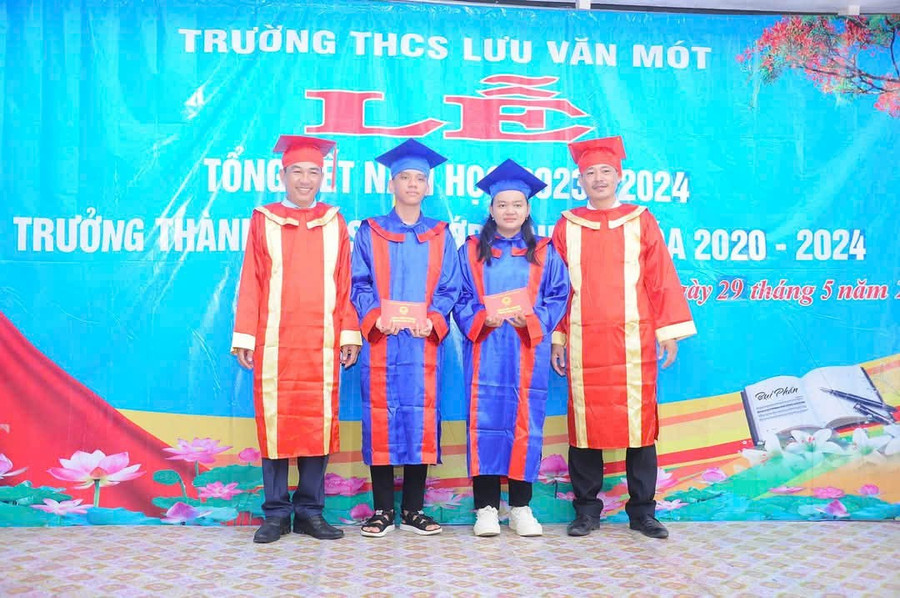 Trường THCS Lưu Văn Mót trao bằng tốt nghiệp THCS (tượng trưng) cho học sinh lớp 9 dịp tổng kết năm học 2023-2024.