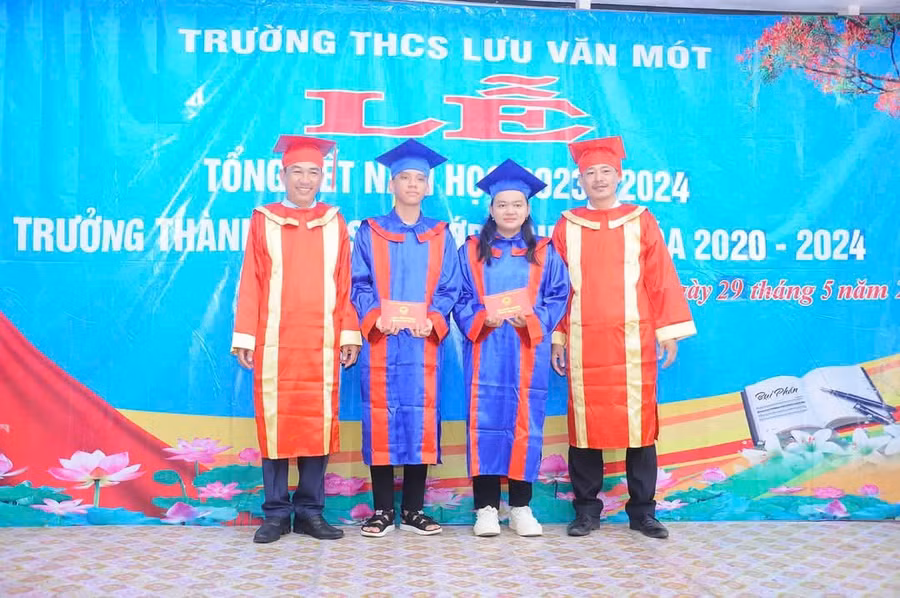 Trường THCS Lưu Văn Mót trao bằng tốt nghiệp THCS (tượng trưng) cho học sinh lớp 9 dịp tổng kết năm học 2023-2024.