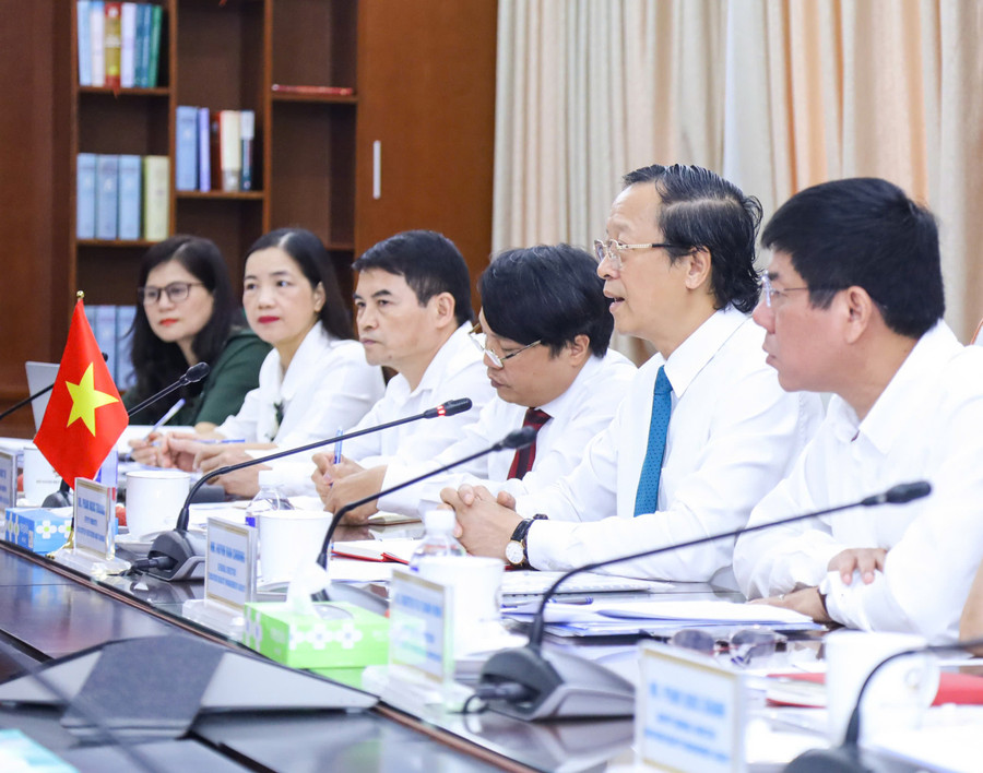 Thứ trưởng Phạm Ngọc Thưởng và đại diện Bộ GD&ĐT tại buổi đối thoại. tt-thuong-lam-viec-voi-seameo8.jpg