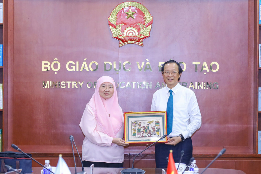 Thứ trưởng Phạm Ngọc Thưởng, bà Datuk Dr Habibah Abdul Rahim - Giám đốc Ban Thư ký SEAMEO tặng quà lưu niệm nhân buổi làm việc tại Bộ GD&ĐT. tt-thuong-lam-viec-voi-seameo6.jpg