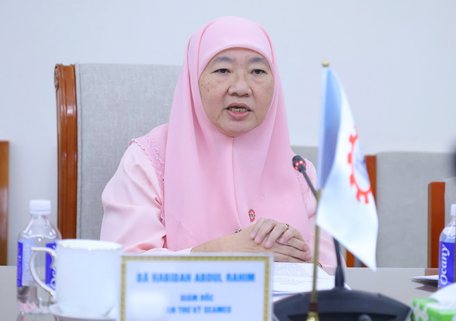 Bà Datuk Dr Habibah Abdul Rahim - Giám đốc Ban Thư ký SEAMEO tại buổi đối thoại. tt-thuong-lam-viec-voi-seameo5.jpg