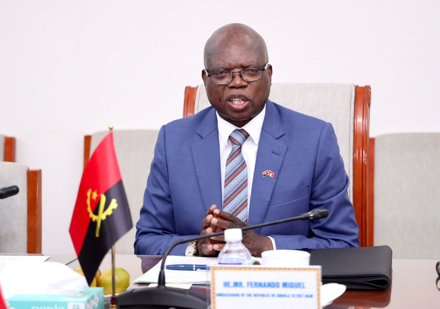 Đại sứ Fernando Miguel trao đổi tại buổi tiếp. bt-tiep-dai-su-angola.jpg