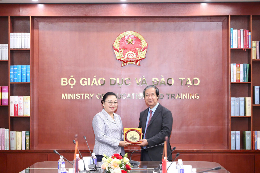 Bộ trưởng Nguyễn Kim Sơn, Đại sứ Khamphao Ernthavanh tặng quà lưu niệm tại buổi tiếp. bt-tiep-dai-su-lao1.jpg