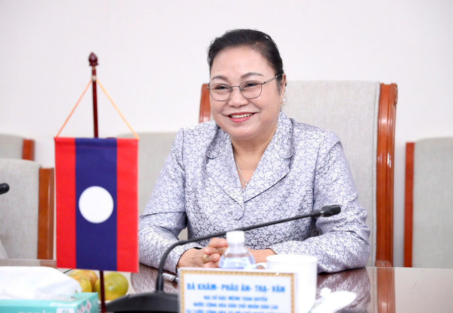 Đại sứ Khamphao Ernthavanh. bt-tiep-dai-su-lao4.jpg