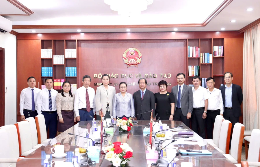 Bộ trưởng Nguyễn Kim Sơn, Đại sứ Khamphao Ernthavanh và đại diện hai bên chụp ảnh lưu niệm tại buổi tiếp.