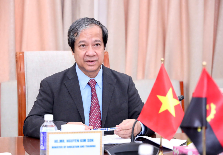 Bộ trưởng Nguyễn Kim Sơn trao đổi tại buổi tiếp. bt-tiep-dai-su-angola2.jpg