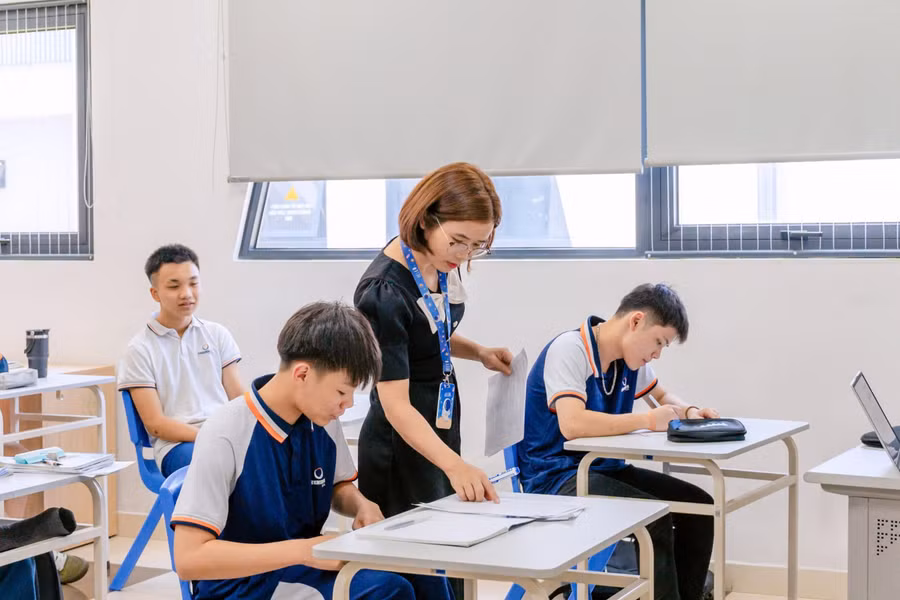 Cô Nguyễn Thị Thiết và học sinh Trường THCS-THPT Phenikaa trong giờ học.