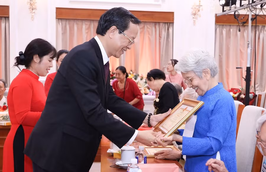 Thứ trưởng Thường trực Phạm Ngọc Thưởng trao Bằng ghi công, vinh danh các nhà giáo đi B.