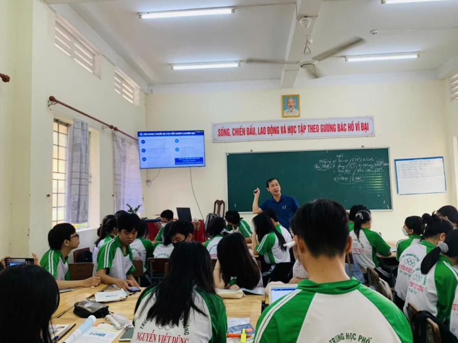 Thầy Trang Minh Thiên và học sinh Trường THPT Nguyễn Việt Dũng trong giờ Công nghệ - Công nghiệp.