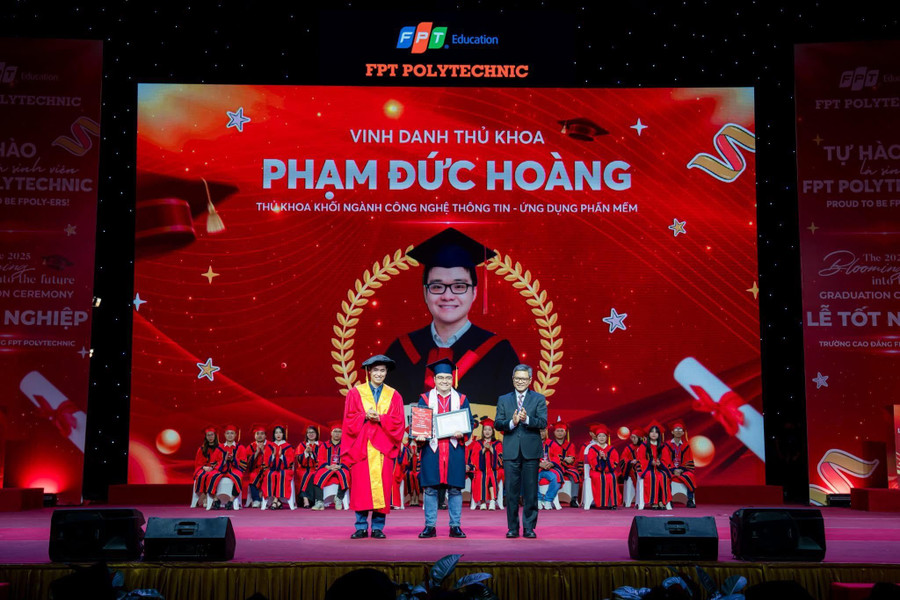 Đại sứ Cộng hòa Indonesia tại Việt Nam Denny Abdi (ngoài cùng bên phải), Hiệu trưởng Trường Cao đẳng FPT Polytechnic Vũ Chí Thành (ngoài cùng bên trái) trao bằng khen cho thủ khoa ngành Công nghệ thông tin Nguyễn Đức Hoàng. image015.jpg