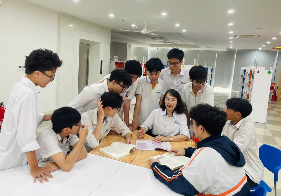 Cô Đình Thị Thủy và học trò. z6743433168572-6191fec4551c889182a3c1fe98399c77.jpg