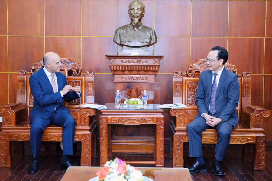 Quyền Bộ trưởng Hoàng Minh Sơn trao đổi với ông Amit Sevak, Tổng Giám đốc ETS.