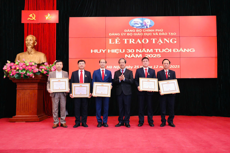 Bí thư Đảng ủy, Bộ trưởng Nguyễn Kim Sơn trao Huy hiệu 30 năm tuổi Đảng cho các đảng viên thuộc Đảng bộ Bộ GD&ĐT. 