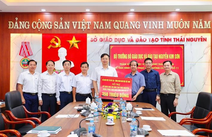 Bộ trưởng Nguyễn Kim Sơn tặng quà Sở GD&ĐT Thái Nguyên. 2.jpg