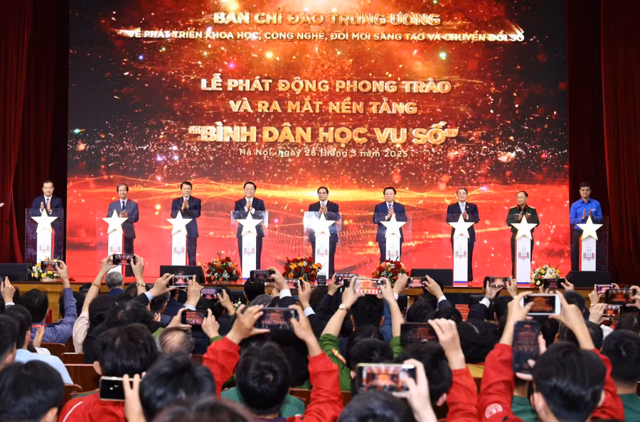 Nghi thức phát động phong trào “Bình dân học vụ số” và công bố nền tảng “Bình dân học vụ số”.