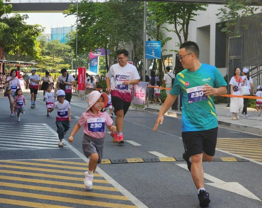 Cha con cùng hoàn thành giải chạy, vừa rèn luyện sức khỏe, vừa gắn kết gia đình.