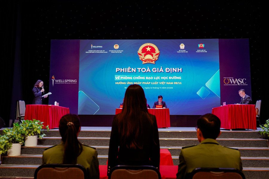 Phiên tòa giả định được tái hiện như một phiên tòa thật sự, có đầy đủ hội đồng xét xử, kiểm sát viên, luật sư, bị cáo, bị hại, mang đến cho học sinh góc nhìn chân thực. 