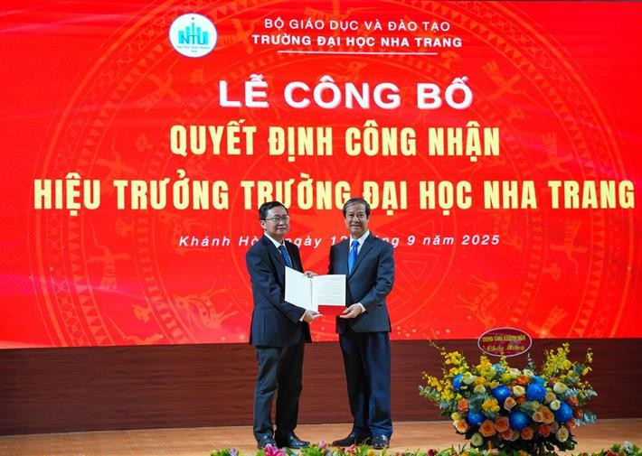 Bộ trưởng Nguyễn Kim Sơn trao quyết định công nhận Hiệu trưởng cho TS Quách Hoài Nam. 5.jpg