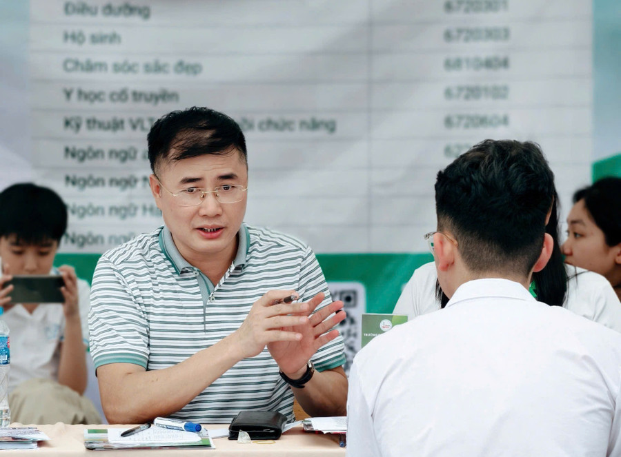 Ông Nguyễn Thế Lực trong buổi tư vấn tuyển sinh năm 2025.