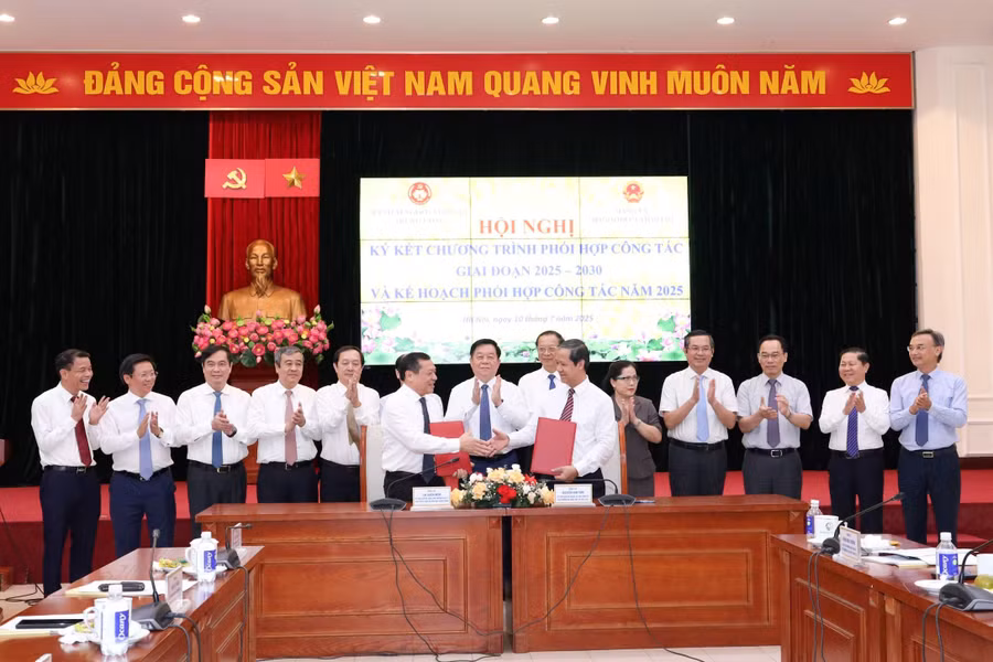 Phó trưởng Ban Thường trực Ban Tuyên giáo và Dân vận Trung ương Lại Xuân Môn, Bộ trưởng Bộ GD&ĐT Nguyễn Kim Sơn đại diện hai cơ quan ký kết Chương trình phối hợp công tác giai đoạn 2025 - 2030.