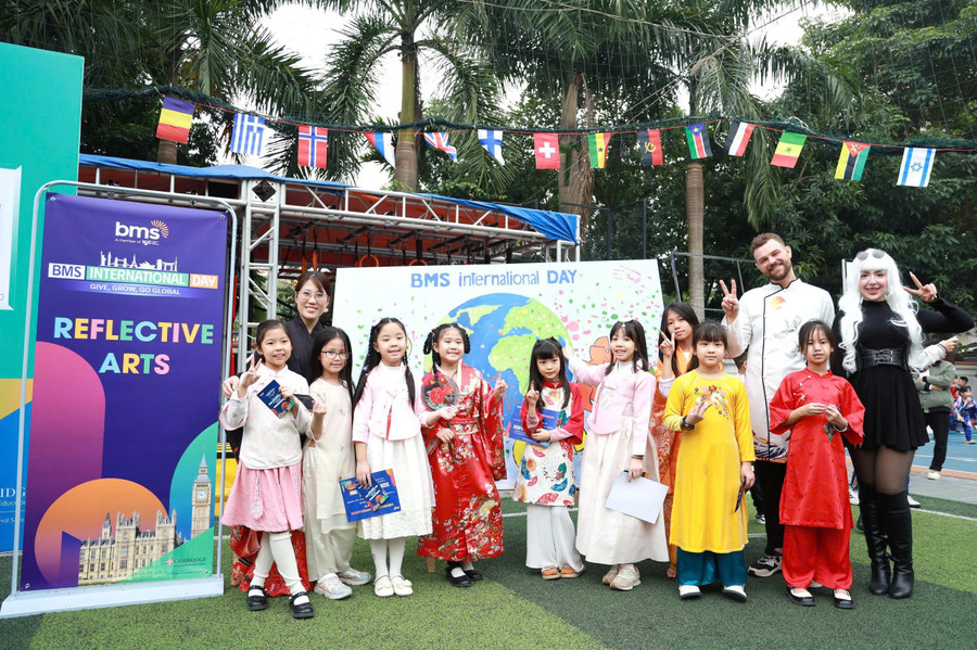 Học sinh BMS cùng nhau thực hiện các tác phẩm tranh tập thể về trái đất, môi trường sống và tương lai xanh của nhân loại.