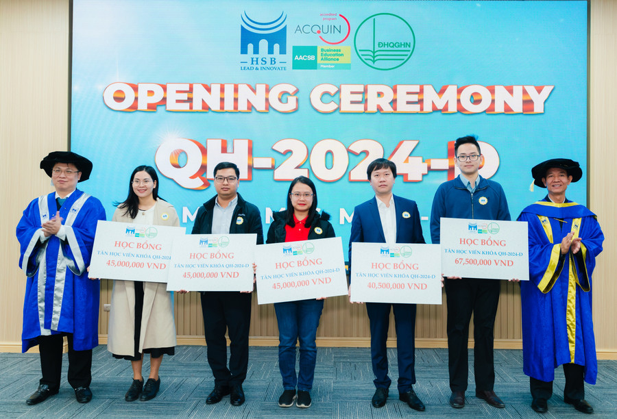 Trao tặng học bổng cho các tân học viên, tân tiến sĩ, tân thạc sĩ xuất sắc.
