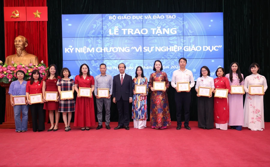 Bộ trưởng Nguyễn Kim Sơn trao Kỷ niệm chương "Vì sự nghiệp giáo dục" cho các nhà báo.