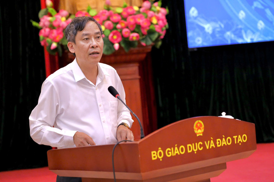 Cục trưởng Cục Nhà giáo và Cán bộ quản lý giáo dục Vũ Minh Đức báo cáo tại hội nghị. ong-duc-cuc-nha-giao.jpg