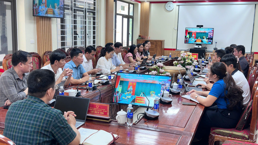 Đại biểu dự tập huấn triển khai công tác phổ cập giáo dục, xóa mù chữ năm 2025 tại điểm cầu xã Quan Sơn (Thanh Hóa). Ảnh: https://quanson.thanhhoa.gov.vn. thanh-hoa.jpg