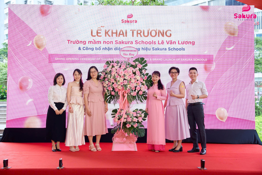 Phụ huynh tặng hoa chúc mừng nhà trường. 7fd881f900e9b7b7eef8.jpg