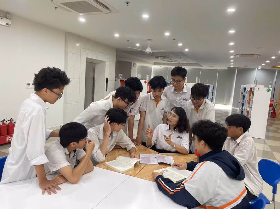 Cô Đình Thị Thủy và học trò trong giờ Ngữ văn.