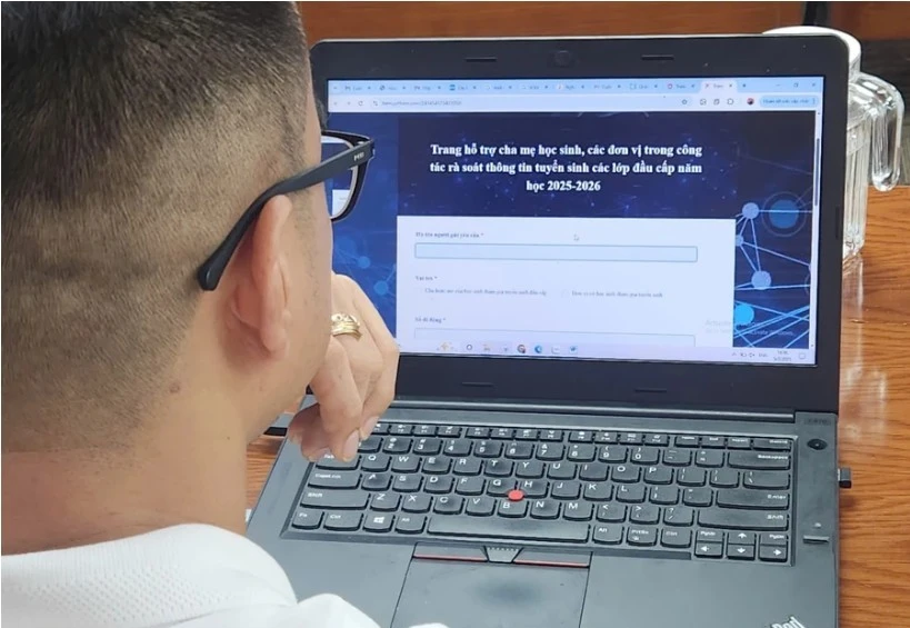 Phụ huynh học sinh thực hiện quy trình đăng ký tuyển sinh trên cổng thông tin do Sở GD&ĐT TPHCM quản lý. Ảnh: M.A