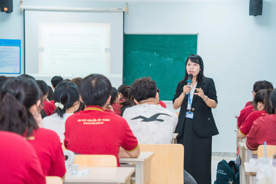TS. Cù Ngọc Phương trong giờ giảng cho sinh viên Khoa Y, Trường Đại học Nguyễn Tất Thành. 