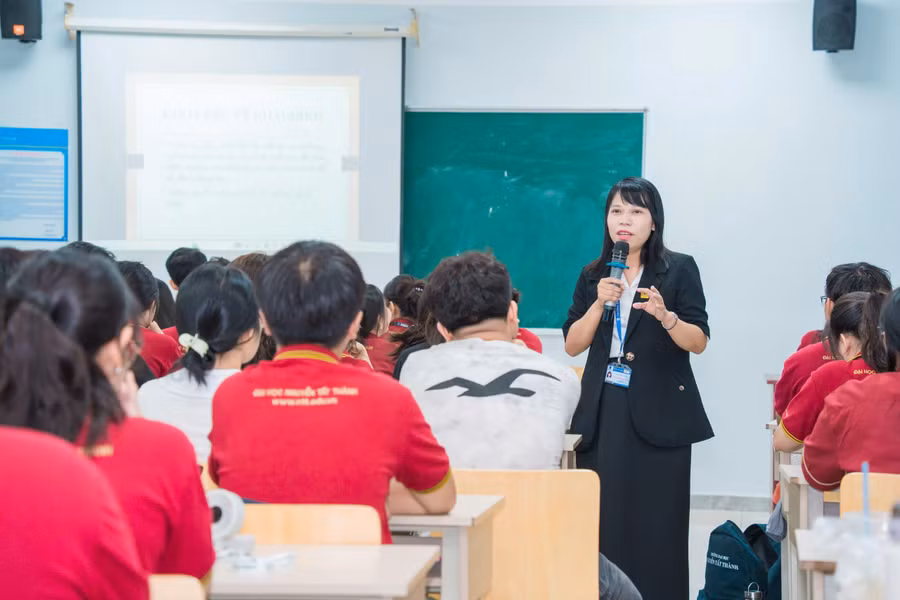 TS. Cù Ngọc Phương trong giờ giảng cho sinh viên Khoa Y, Trường Đại học Nguyễn Tất Thành. 