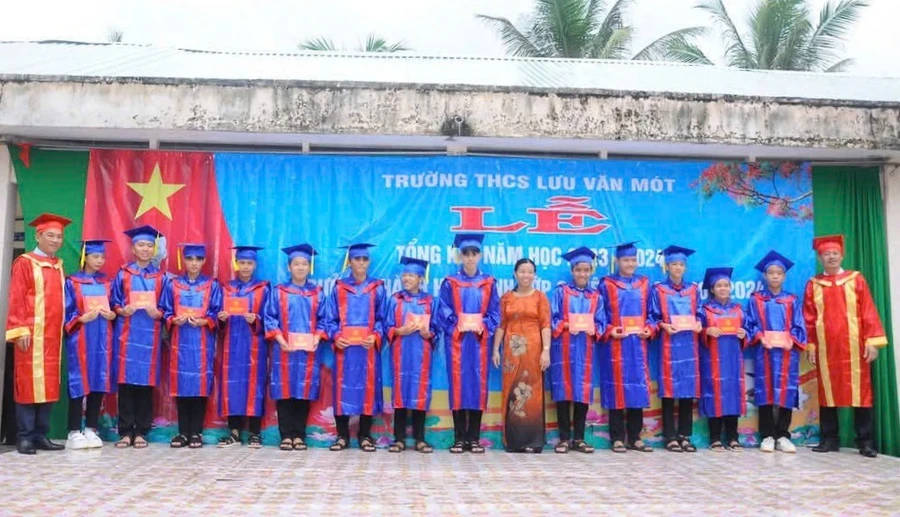 Học sinh Trường THCS Lưu Văn Mót nhận bằng trong lễ tốt nghiệp.