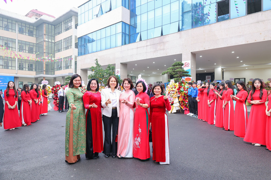 أشرقت وجوه أعضاء هيئة التدريس والموظفين في جامعة هانوي التربوية الثانية فرحاً في الاحتفال بالذكرى السنوية الثامنة والخمسين للجامعة. hvtv0027.jpg