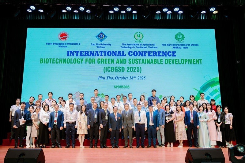 Các đại biểu chụp ảnh lưu niệm tại Hội thảo