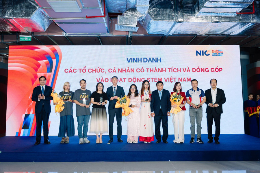 លោក Le Ngoc Tuan (ទី 3 ពីឆ្វេង) តំណាងឱ្យសាលា FPT ក្នុងការទទួលពានរង្វាន់កិត្តិយសក្នុងប្រភេទអង្គការ និងបុគ្គលដែលមានការរួមចំណែកយ៉ាងសំខាន់ដល់ STEM វៀតណាម។ image005.jpg