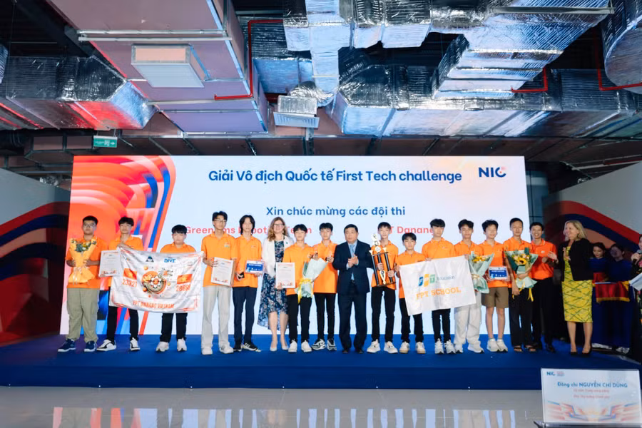 Học sinh Trường Tiểu học & THCS FPT Đà Nẵng được Phó Thủ tướng Chính phủ Nguyễn Chí Dũng trao chứng nhận vinh danh.