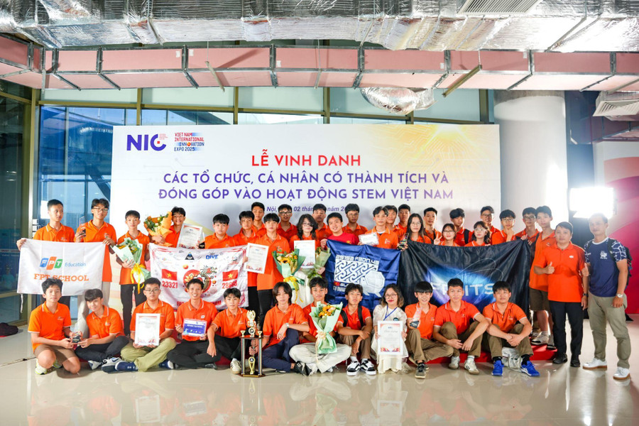 គណៈប្រតិភូសិស្សសាលា FPT ទាំងមូលនៅឯពិធីកិត្តិយស។ image003.jpg